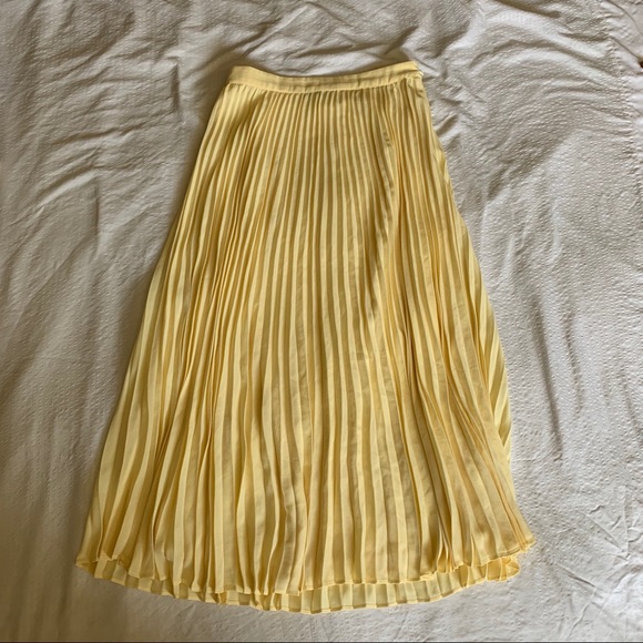 Pretty yellow pleated skirt - Picture 1 of 1